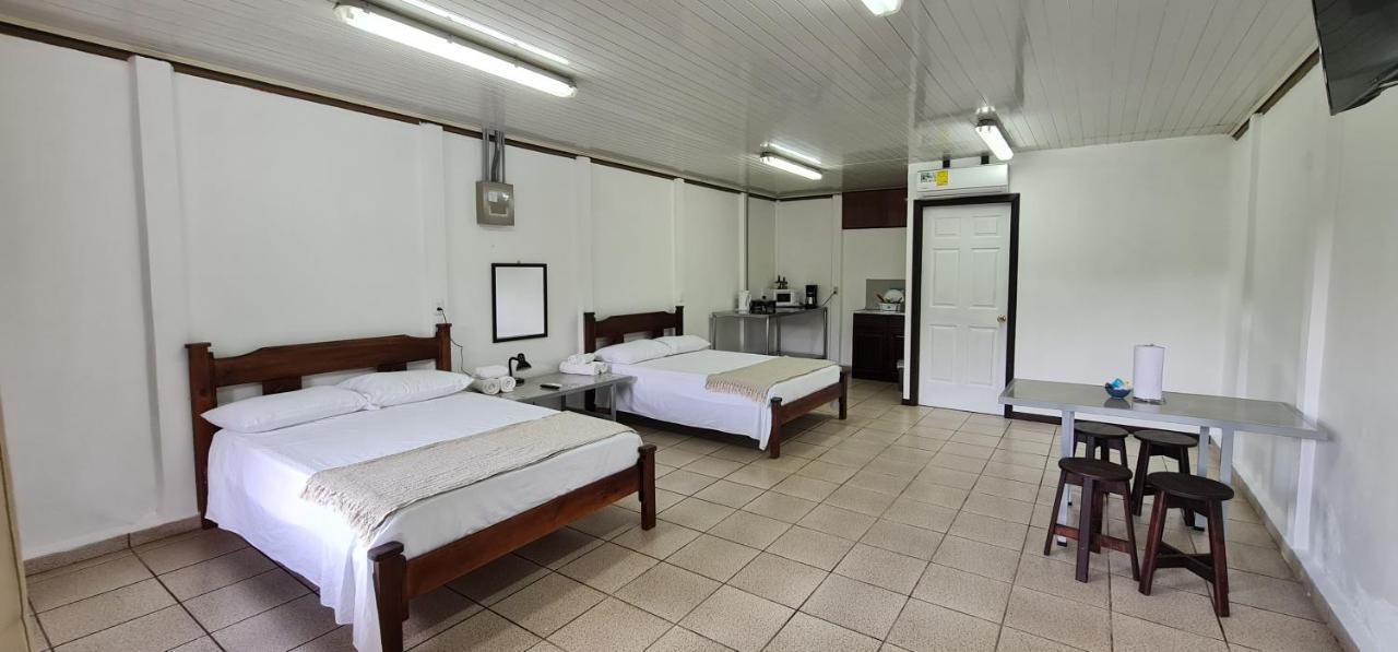 Sleep&Go! Cabina Cuadruple En Siquirres Centro - And Rafting Tour! Siqurres Da Alegria Dış mekan fotoğraf
